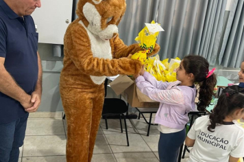 Foto - Prefeitura de Taiúva celebra a Páscoa com entrega de ovos de chocolate na rede municipal de ensino