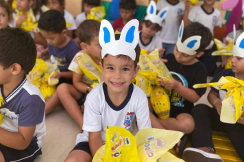 Foto - Prefeitura de Taiúva celebra a Páscoa com entrega de ovos de chocolate na rede municipal de ensino