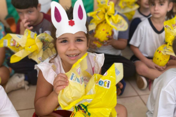 Foto - Prefeitura de Taiúva celebra a Páscoa com entrega de ovos de chocolate na rede municipal de ensino