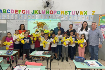 Foto - Prefeitura de Taiúva celebra a Páscoa com entrega de ovos de chocolate na rede municipal de ensino