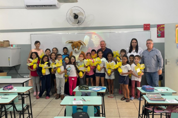 Foto - Prefeitura de Taiúva celebra a Páscoa com entrega de ovos de chocolate na rede municipal de ensino