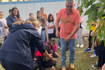 Foto - Prefeitura de Taiúva celebra o Dia Mundial do Meio Ambiente com plantio de árvores nas escolas