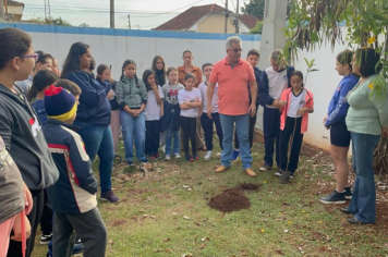 Foto - Prefeitura de Taiúva celebra o Dia Mundial do Meio Ambiente com plantio de árvores nas escolas
