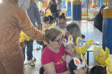 Foto - Prefeitura de Taiúva celebra a Páscoa com entrega de ovos de chocolate na rede municipal de ensino