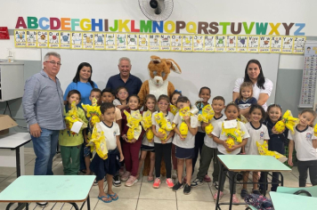 Foto - Prefeitura de Taiúva celebra a Páscoa com entrega de ovos de chocolate na rede municipal de ensino