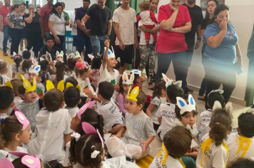 Foto - Prefeitura de Taiúva celebra a Páscoa com entrega de ovos de chocolate na rede municipal de ensino