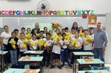 Foto - Prefeitura de Taiúva celebra a Páscoa com entrega de ovos de chocolate na rede municipal de ensino