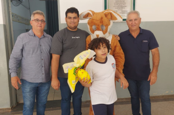 Foto - Prefeitura de Taiúva celebra a Páscoa com entrega de ovos de chocolate na rede municipal de ensino