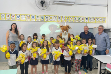 Foto - Prefeitura de Taiúva celebra a Páscoa com entrega de ovos de chocolate na rede municipal de ensino