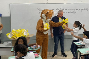 Foto - Prefeitura de Taiúva celebra a Páscoa com entrega de ovos de chocolate na rede municipal de ensino
