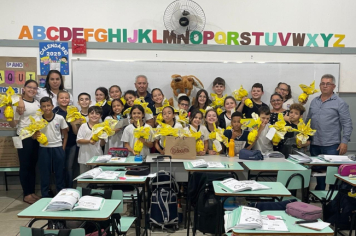 Foto - Prefeitura de Taiúva celebra a Páscoa com entrega de ovos de chocolate na rede municipal de ensino