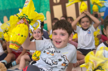Foto - Prefeitura de Taiúva celebra a Páscoa com entrega de ovos de chocolate na rede municipal de ensino