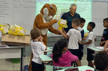 Foto - Prefeitura de Taiúva celebra a Páscoa com entrega de ovos de chocolate na rede municipal de ensino
