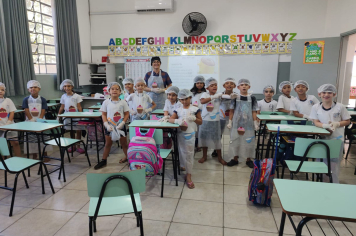 Aprender com sabor: alunos do 2º ano C da Emeb Maria Aparecida Pedrinho Furlan exploram receita de bolo de xícara