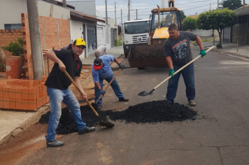 Operação Tapa-Buraco é realizada em ruas de Taiúva