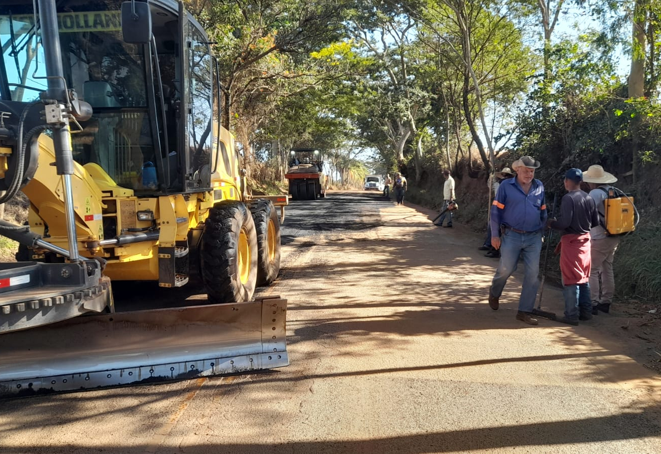 Prefeitura de Taiúva realiza melhorias nas estradas municipais com operação de recapeamento e tapa-buracos
