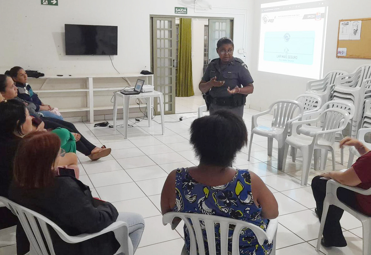 Centro do Idoso recebe roda de conversa sobre enfrentamento à violência contra a mulher