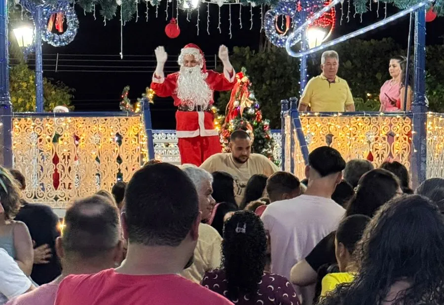 Chegada do Papai Noel emociona famílias e marca o início do espírito natalino em Taiúva